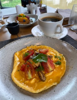 Şitake mantarlı ve domatesli çırpılmış yumurta.