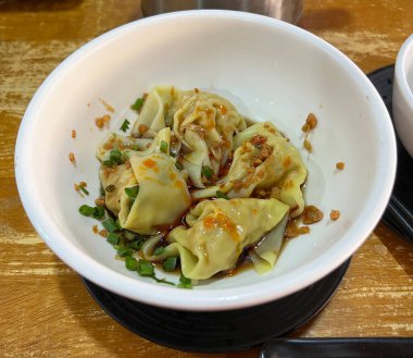 Asya mutfağı, üzerine hakiki Sichuan usulü tatlı ve acı biber sosu katılmış domuz köftesi..