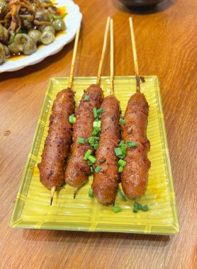 Izgara sosis ve mala sosu.