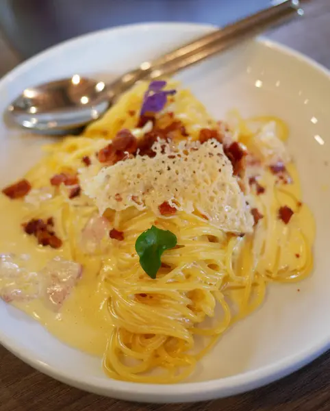 Zengin ve kremalı soslu bir tabak spagetti.