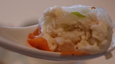 Haşlanmış ıstakoz ve istiridye köftesi.