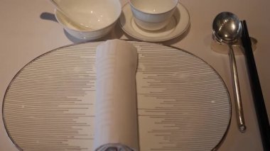 Bir Çin lokantasındaki yemek masasındaki çatal bıçak aranjmanı.