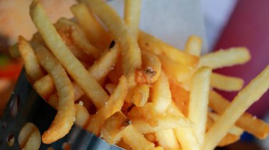 Çıtır çıtır, parmak şeklinde kızarmış patates çubukları.