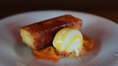 Sütlü dondurmalı Torrija.