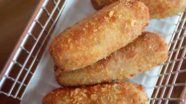 Geleneksel İspanyol jambonlu kroketler, dışı çıtır çıtır, içi kremalı.