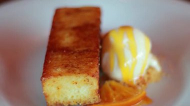 Sütlü dondurmalı Torrija.