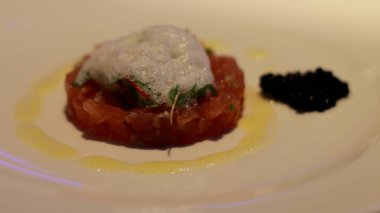 Ton balıklı tartar, salatalık, limonata, tütsülenmiş hava ve havyar.