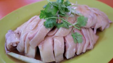 Singapur 'da yerel bir restoranda servis edilen Hainanese tavuklu pilav.