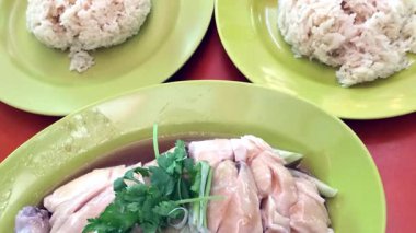 Singapur 'da yerel bir restoranda servis edilen Hainanese tavuklu pilav.