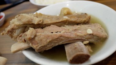 Domuz pirzolası çorbası, taze sarımsak ve beyaz biber, zengin, aromatik bir tat için.