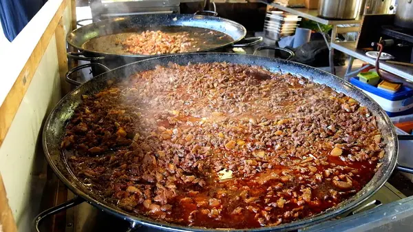 Borough Market 'te bir gıda standında kaynayan otantik Etiyopya güveci.