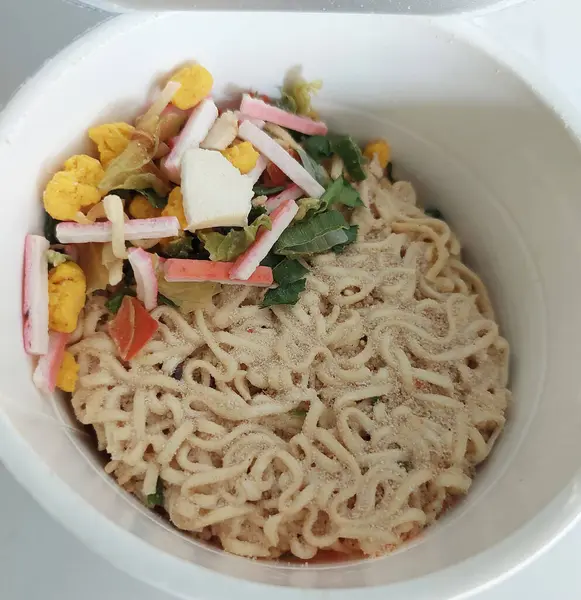 Baharat tozu ve işlenmiş etle hazır erişteler.