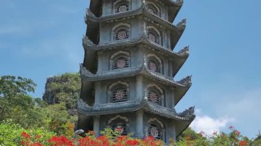 Da Nang, Vietnam 'daki Mermer Dağlar' daki yedi katlı mermer tapınak.