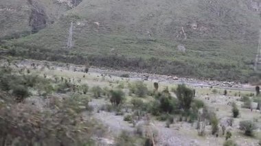 Trenin penceresinden Machu Picchu 'ya Urubamba Nehri manzarası