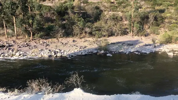 Trenin penceresinden Machu Picchu 'ya Urubamba Nehri manzarası