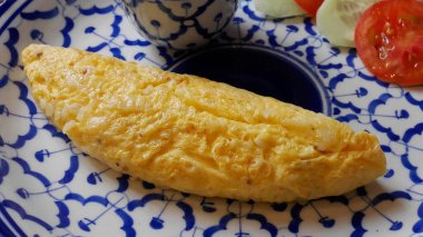 Kızarmış pirinçle doldurulmuş Lao omleti.