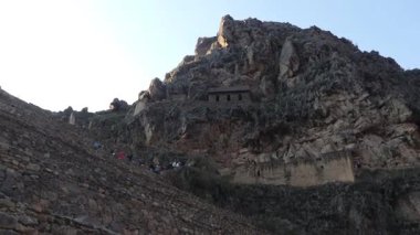 Perus Kutsal Vadisi 'ndeki Ollantaytambo üzerindeki etkileyici İnka harabeleri.