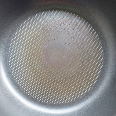 Tavadaki teflon kaplama yanmış ve soyulmuş.