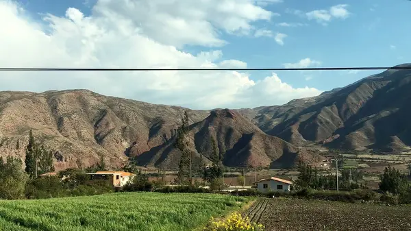 Peru 'nun kutsal vadisinde And Dağlarının eteklerindeki tarım arazileri