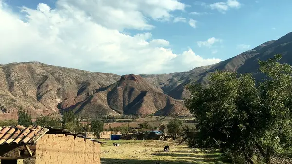 Peru 'nun kutsal vadisinde And Dağlarının eteklerindeki tarım arazileri