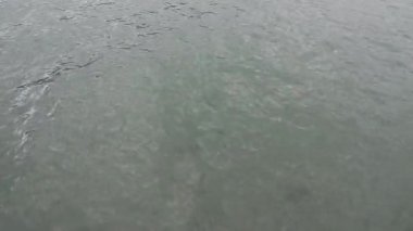 Rayong 'da deniz, yumuşak dalgalarla