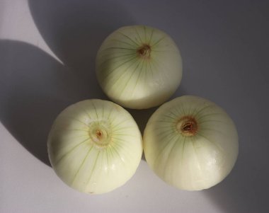 Soyulmuş sarı soğan ev yemeği için hazır.