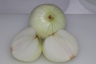 Soyulmuş sarı soğan, ikiye bölünmüş.