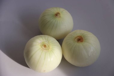Soyulmuş sarı soğan ev yemeği için hazır.