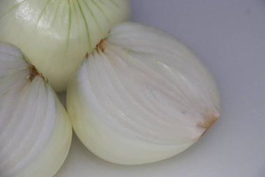 Soyulmuş sarı soğan, ikiye bölünmüş.