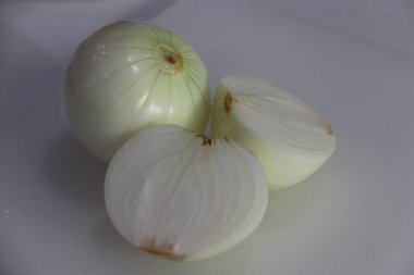 Soyulmuş sarı soğan, ikiye bölünmüş.