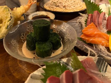 Zengin Japon susam sosuyla servis edilen ıspanaklı börekler.