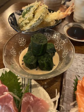 Zengin Japon susam sosuyla servis edilen ıspanaklı börekler.