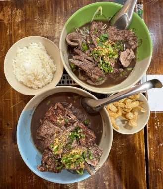 Tayland usulü erişteli pilav ve kızarmış domuz derisi.