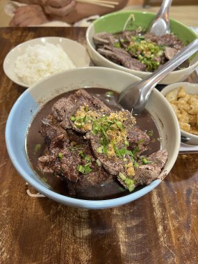 Tayland usulü erişteli pilav ve kızarmış domuz derisi.