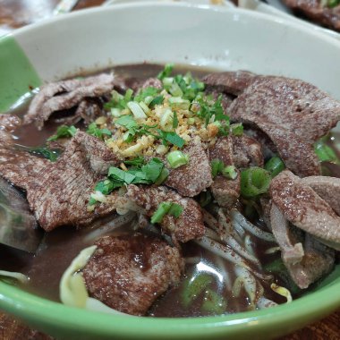 Tayland usulü erişteli pilav ve kızarmış domuz derisi.