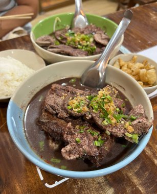 Tayland usulü erişteli pilav ve kızarmış domuz derisi.