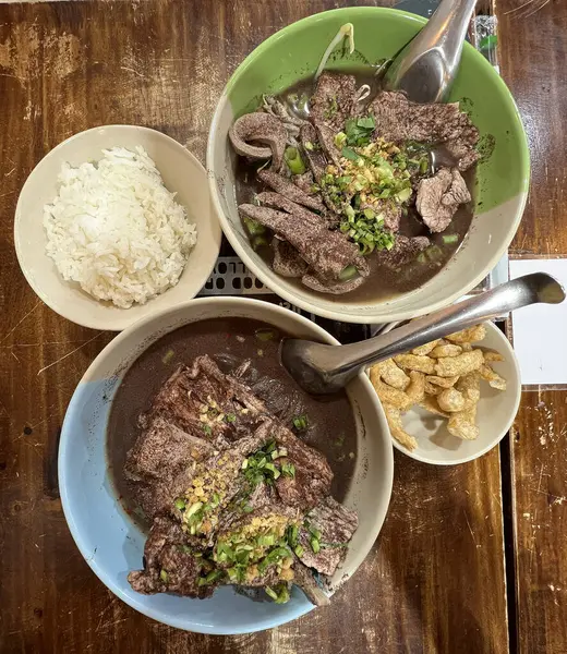 Tayland usulü erişteli pilav ve kızarmış domuz derisi.