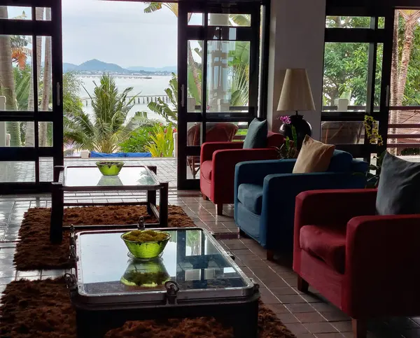 Deniz manzarasına açılan kapıları olan bir yaşam alanı.