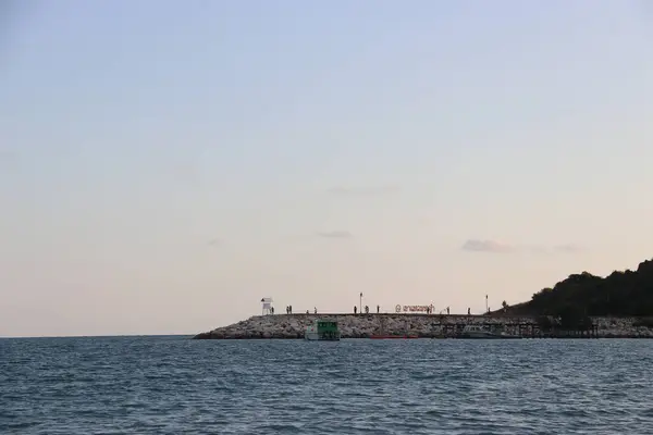 Ulusal park içindeki kıyı şeridi manzaralı bir sahil. Tercümesi: Khao Laem Ya 'nın Pelerini.