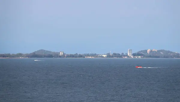 Şehir manzarası ve Koh Samet 'le Rayong Denizi' nde yüzen sürat tekneleri.