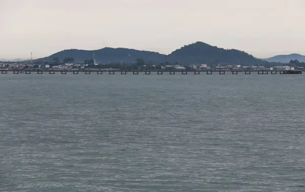 Rayong Denizi üzerinde kasvetli bir atmosfer.