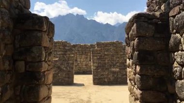 Antik İnka taşlarından bir manzara yürürken