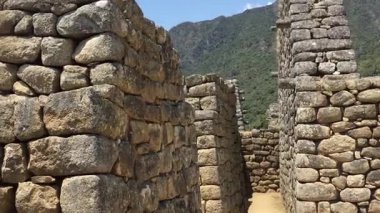 Machu Picchu 'daki İnka' nın el yapımı taş duvarları.