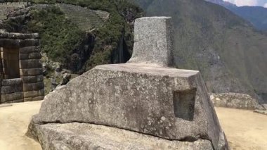 Machu Picchu 'da törensel önem taşıdığına inanılan antik bir sunağa benzeyen granit bir taş.