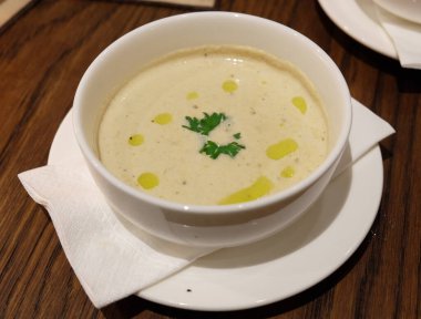 Beyaz bir kase mantar çorbası.