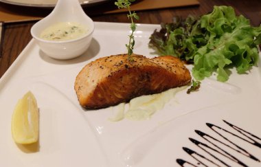 Ekstra yağlı İtalyan usulü ızgara somon, İtalyan domates soslu patates püresi.