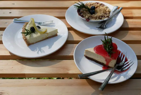 Limonlu peynirli turta, çilekli kek ve yaban mersinli börek.