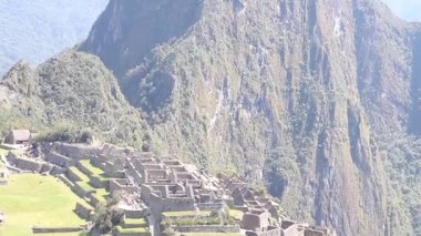 Machu Picchu 'da turistler güneşli bir günde