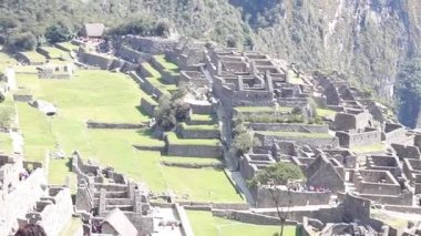 Machu Picchu 'da turistler güneşli bir günde