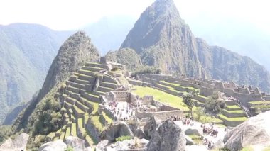 Machu Picchu 'da turistler güneşli bir günde